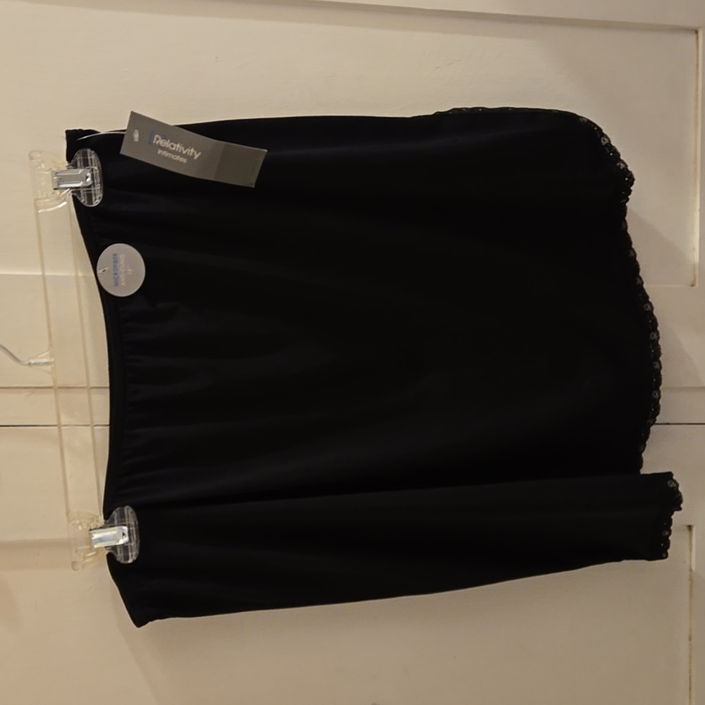 NWT Relativity black 18" half slip Sz L